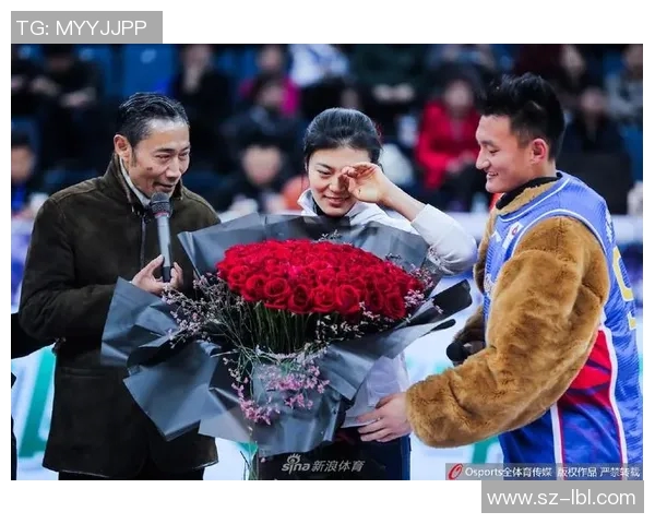 足球明星进球后甜蜜求婚瞬间引发全场欢呼与感动